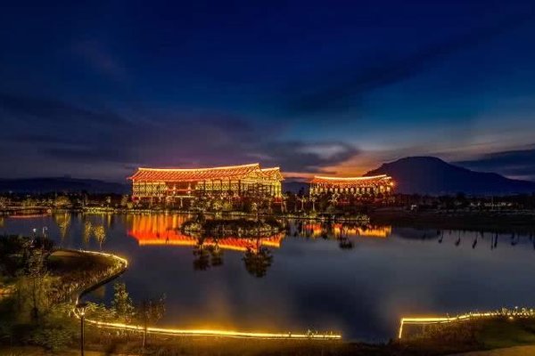 漳州旅游美丽的三馆映衬在南湖湖面
